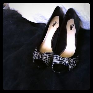 Navy pattin leather pumps